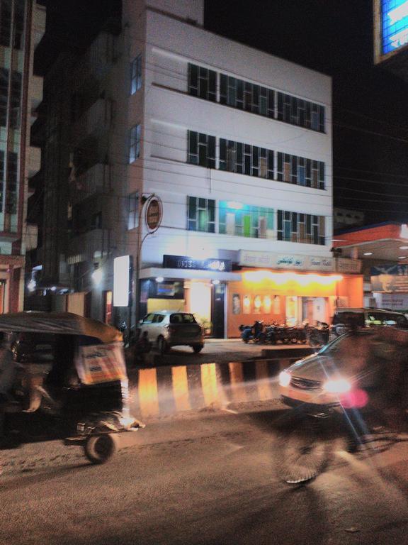 Hotel Ajaya Varanasi Dış mekan fotoğraf